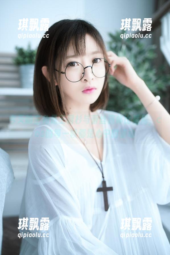 王羽杉 今天的主角是王羽杉与蕾丝连体比基尼,cos的每一帧都是心中的波动