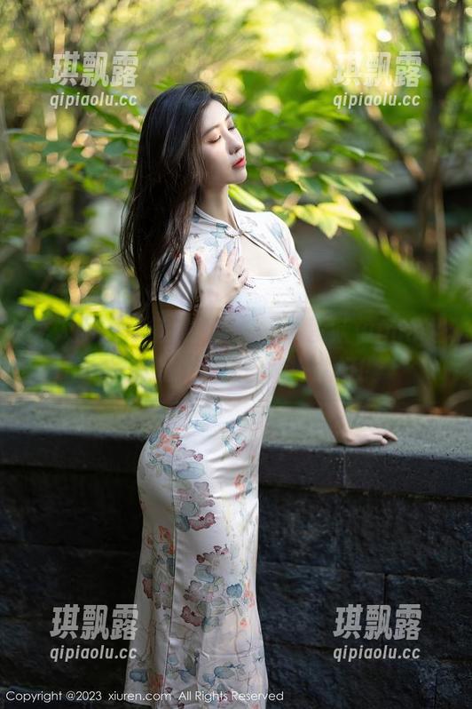 秀人网-小蛮妖yummy 秀人网 - 短裤照片集——小蛮妖yummy也有魔力,松松垮垮就好!