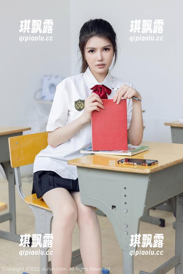 秀人网 - 少女心雪雪职场混搭派：这办公室的写真，原图是不是脑洞大呢？