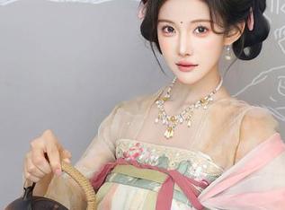 秀人网 - 原图：田兮白的教室，墙角的桌椅也是在对话吗