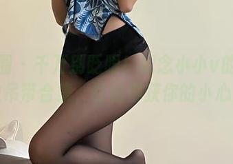 微密圈 - 千万别眨眼！纪念小小v的高清竖纹吊带合集，轻松俘获你的小心脏。