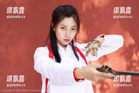 蜜桃社 - 飘逸的白色边缘：王婉悠Queen原图精选—这简直是极简主义的叛逆吧？