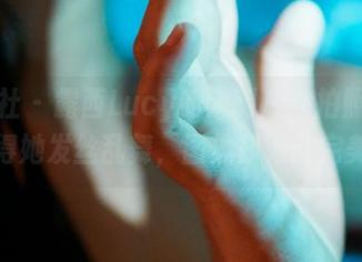 蜜桃社 - 露西Lucy的定制户外拍照，风吹得她发丝乱舞，图像却如此完美！