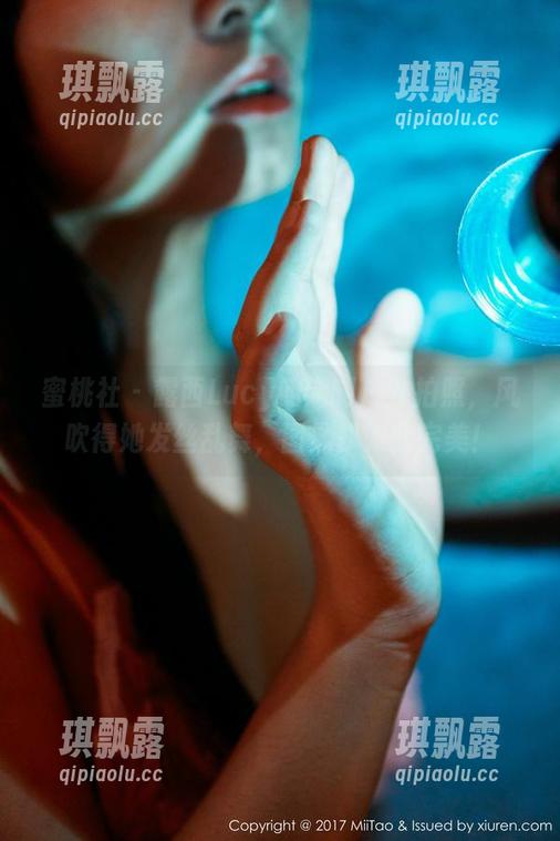 蜜桃社 - 露西Lucy的定制户外拍照，风吹得她发丝乱舞，图像却如此完美！