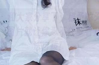 袜啵啵 - 和大家分享下，稚予的天鹅绒黑袜作品，图片就让你忍不住多看几眼，没法自拔！