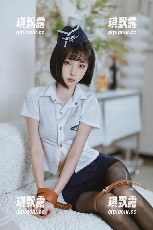 许岚LAN粉色长裙合集，分享的同时还要提醒：知识是美丽的，但裙子更能打动心！