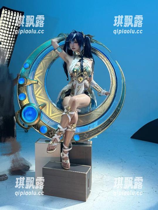 圣诞节和阿薰kaOri的高清写真碰撞出火花，乃是温暖的奇遇。