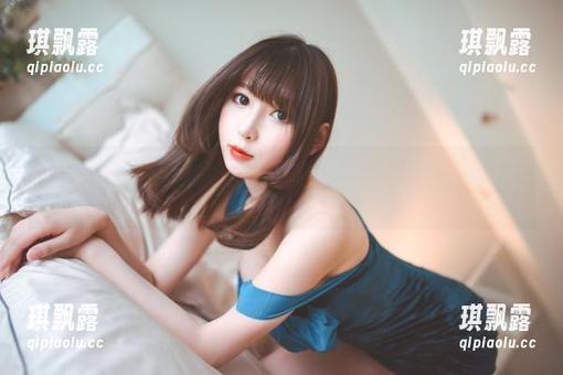 雯粥粥最新棉袜套图——能把棉袜穿出气场，这挑战也太有新意了吧？