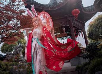 外星人也看得懂的礼服在网盘？露儿大魔王，能不能给我个成为小模特的机会？