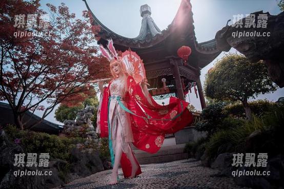 外星人也看得懂的礼服在网盘？露儿大魔王，能不能给我个成为小模特的机会？