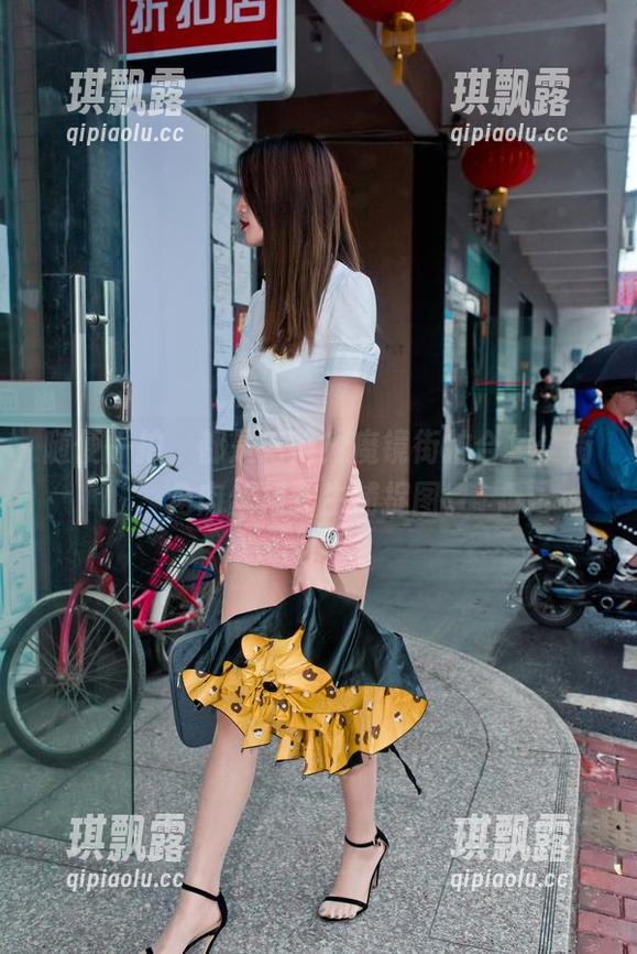 随便一拍，都是绝艳！魔镜街拍合集：街角肉丝裙女生捕捉图。