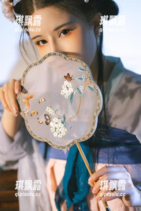 在鹿八岁baby学姐的合集里，发现了些意外的精彩图片